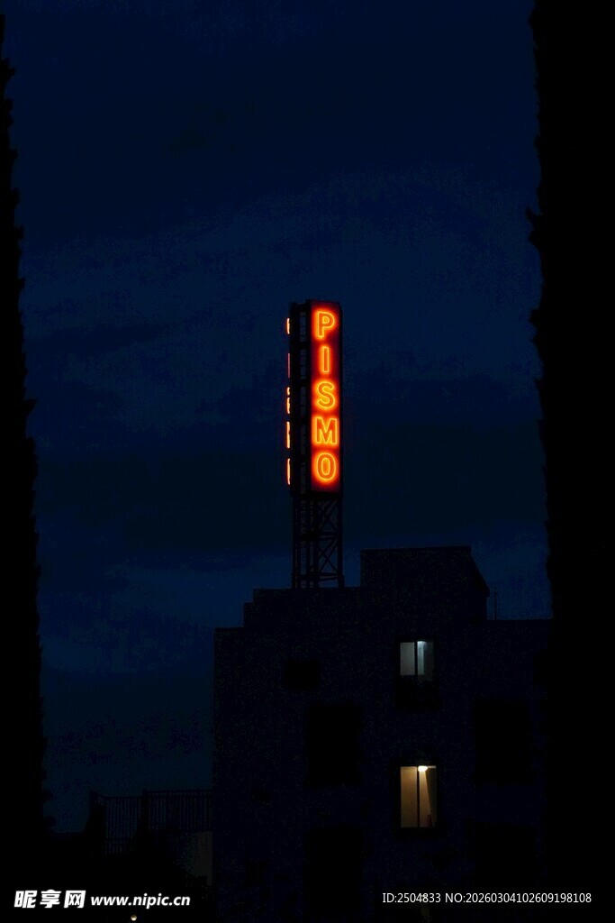 夜幕下的发光建筑标识