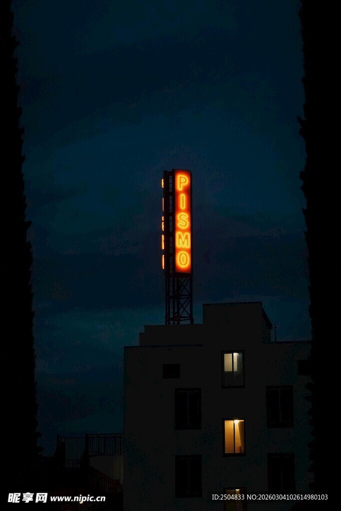 夜幕下高楼的亮灯标识