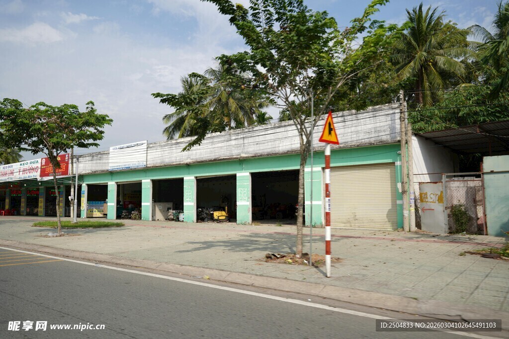 街边绿门商铺景象