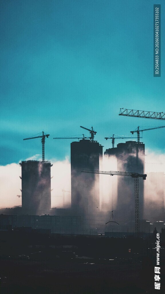 夜幕下的城市建筑施工场景