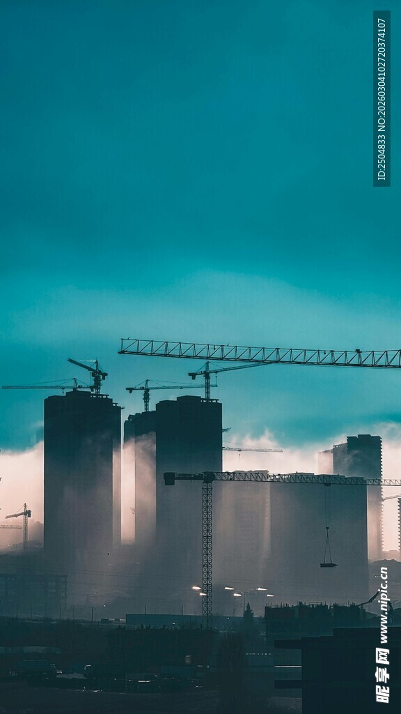 夜幕下的工业建筑与起重机