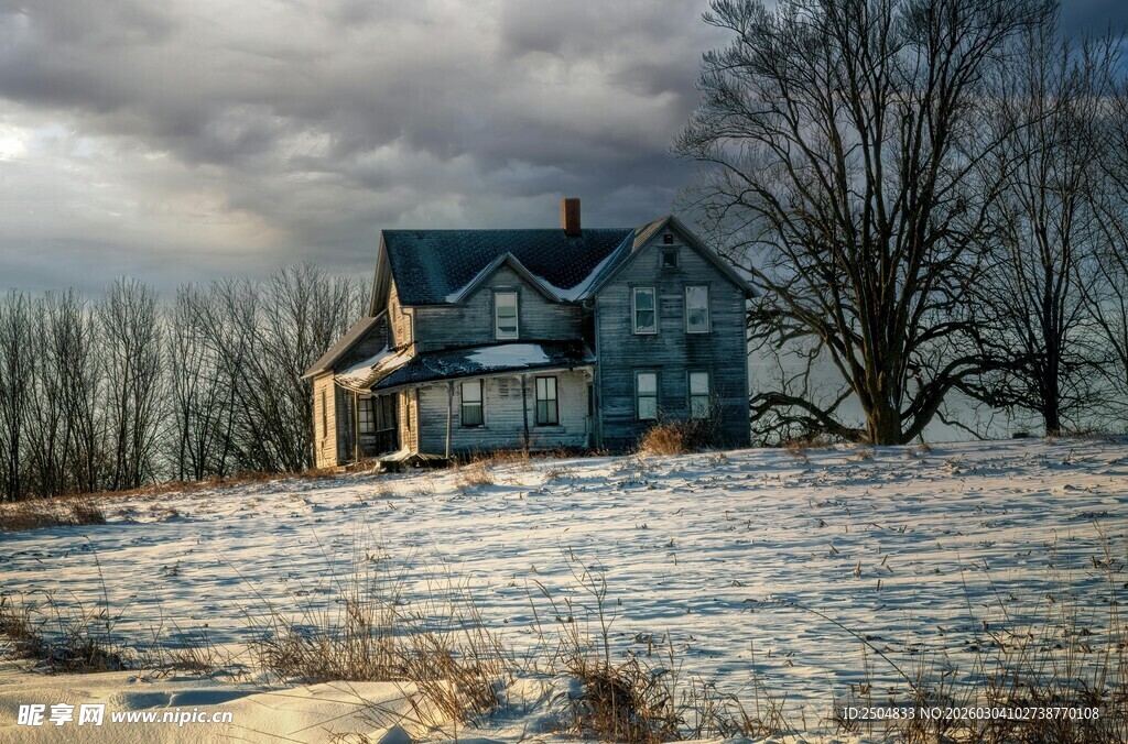 雪野中的孤寂老旧房屋