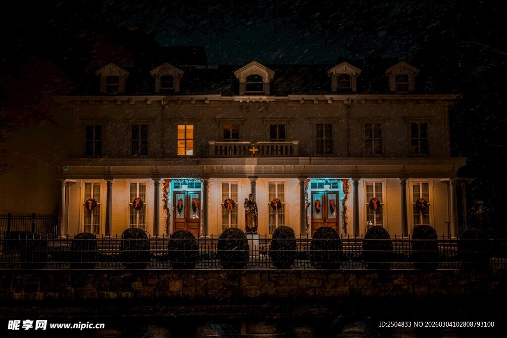 夜晚亮灯的欧式古典建筑