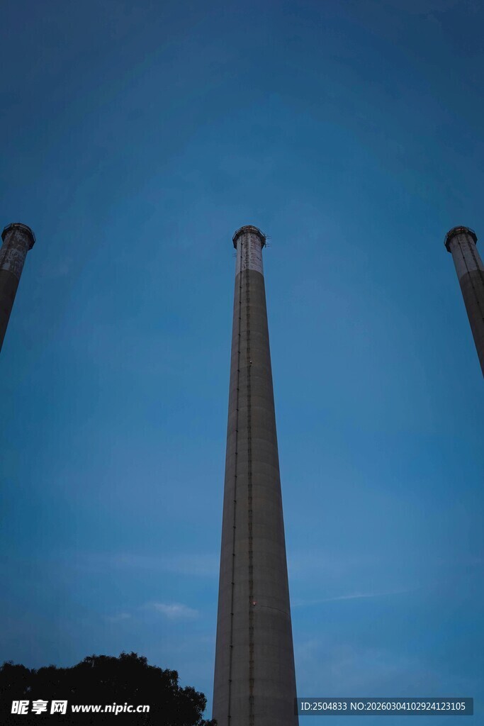 黄昏下的高耸烟囱