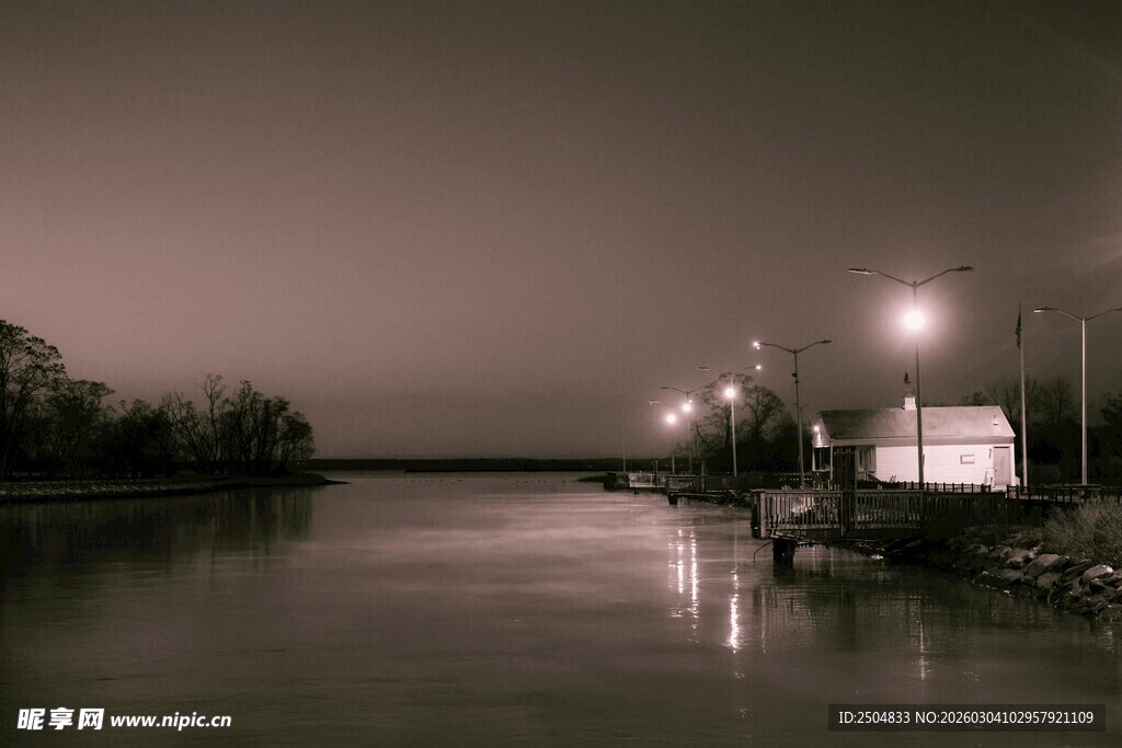 夜晚河畔静谧景象