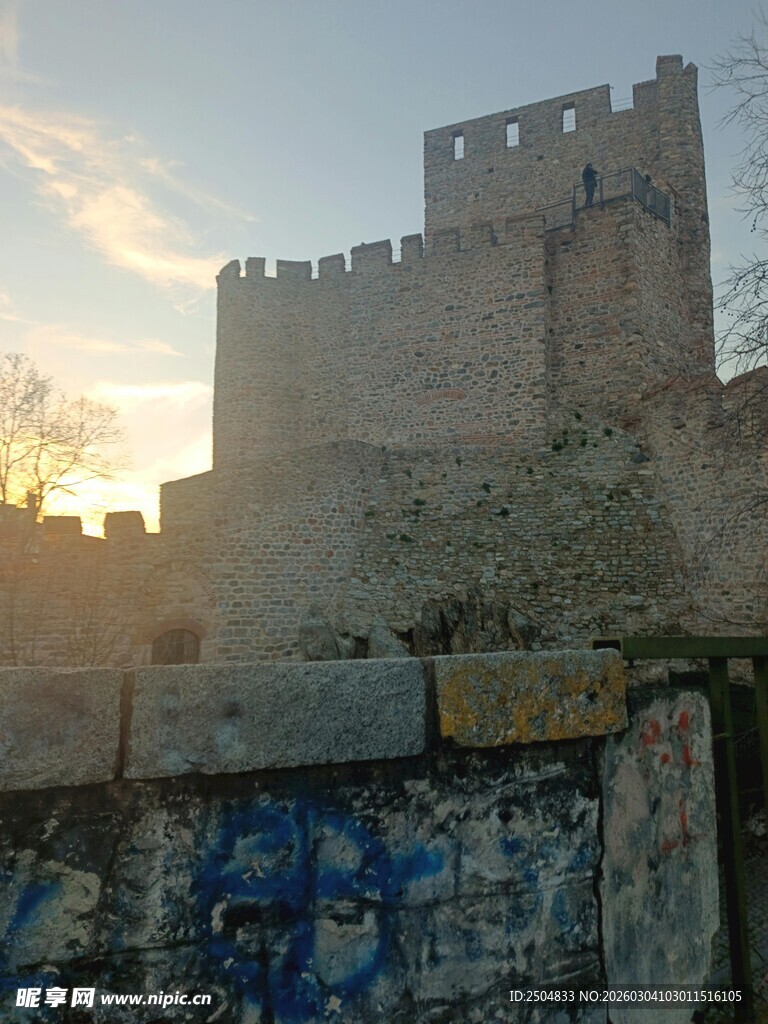 夕阳下的古老城堡