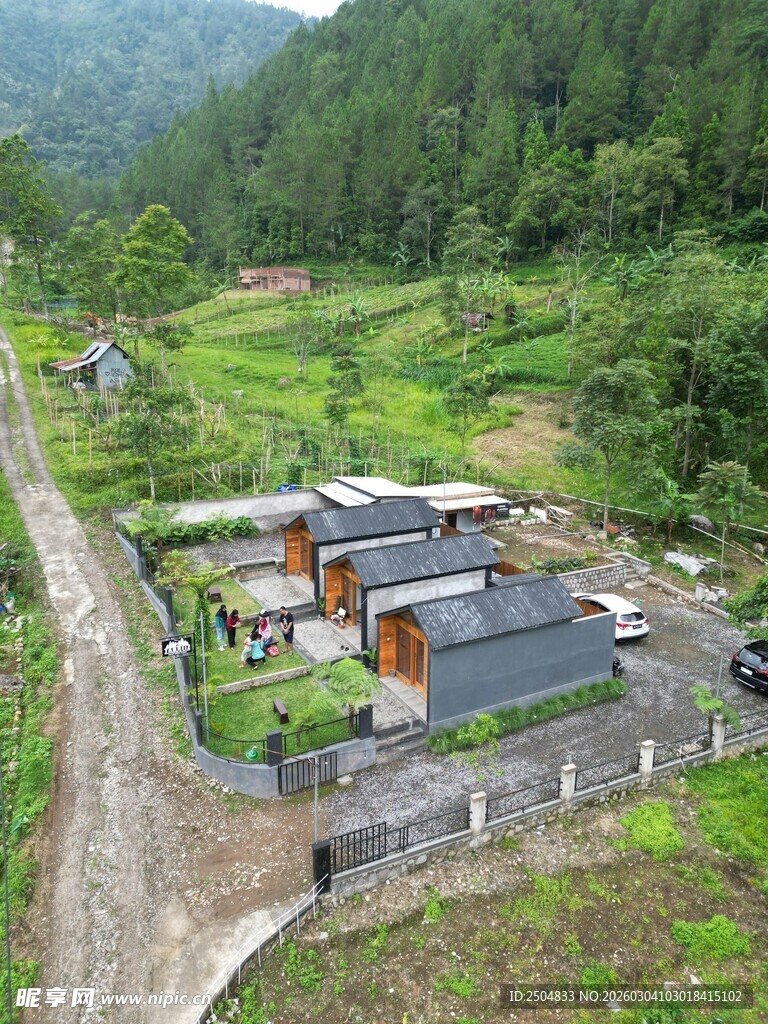 山间村落小屋俯瞰美景