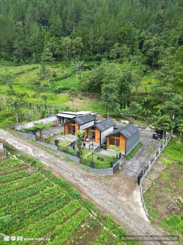 山间田园小屋俯瞰美景