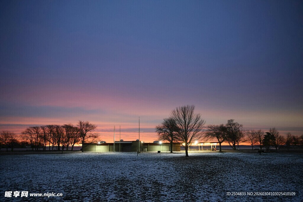 冬日雪野的黄昏美景