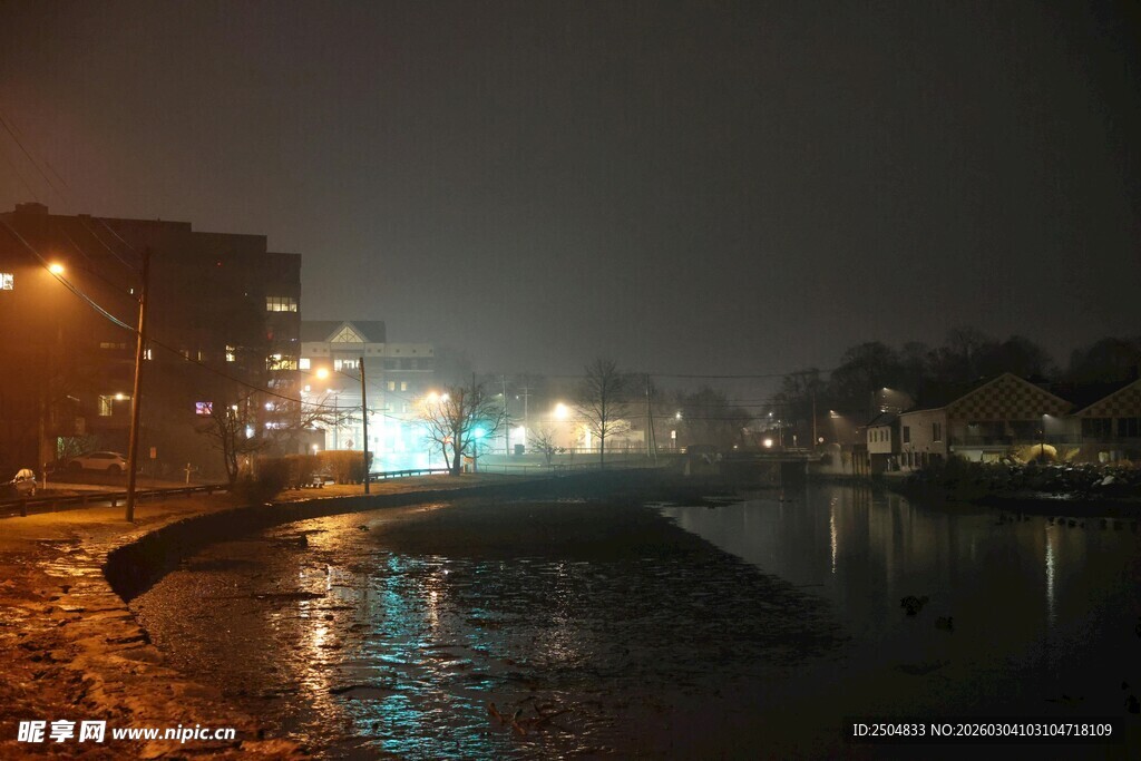 夜晚河畔的静谧街景