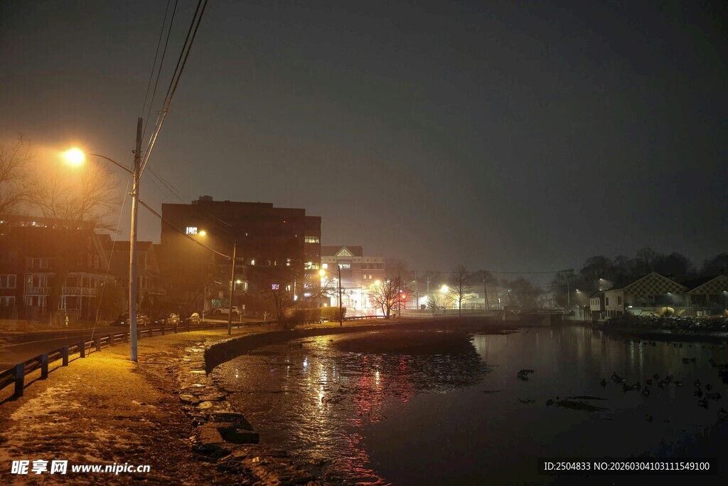 夜晚河畔的迷人城市景象