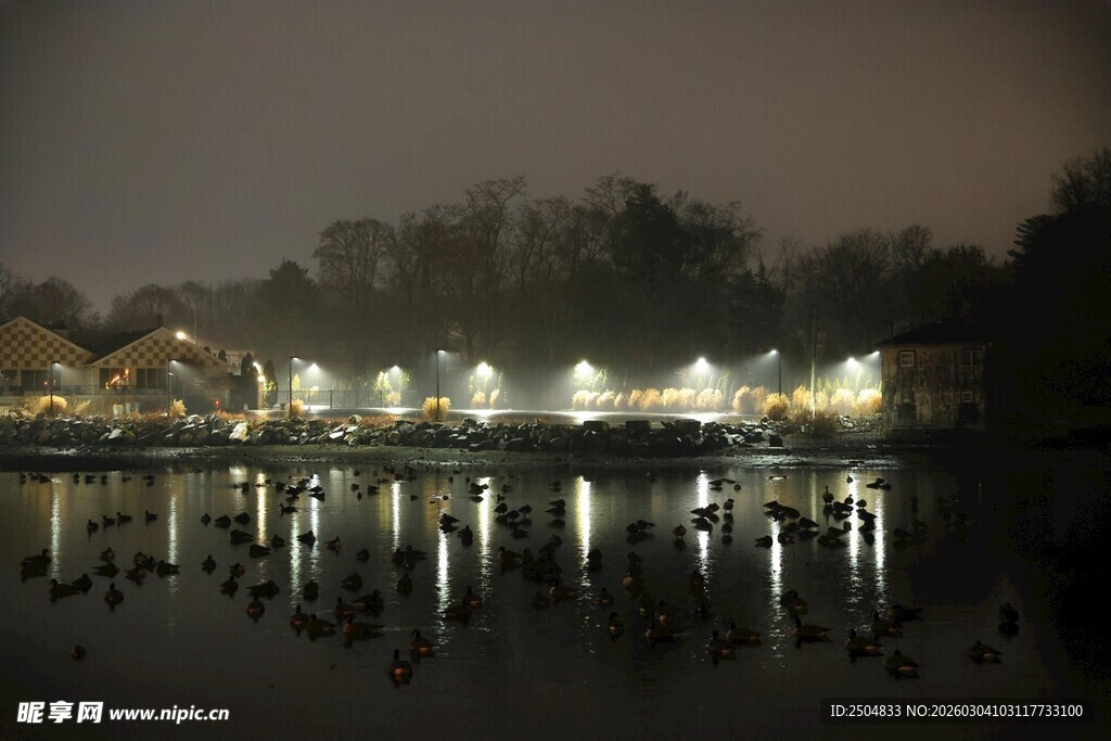 夜晚湖畔灯光倒影美景