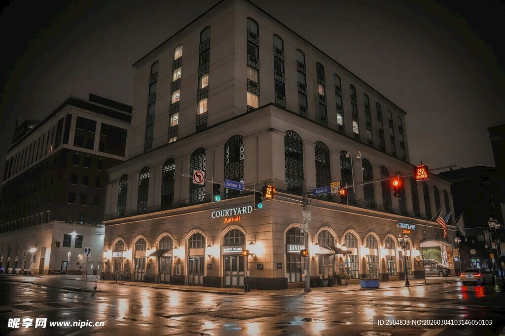 雨夜城市建筑灯光倒影