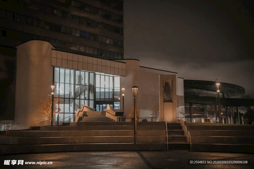 夜晚城市中的现代建筑景观