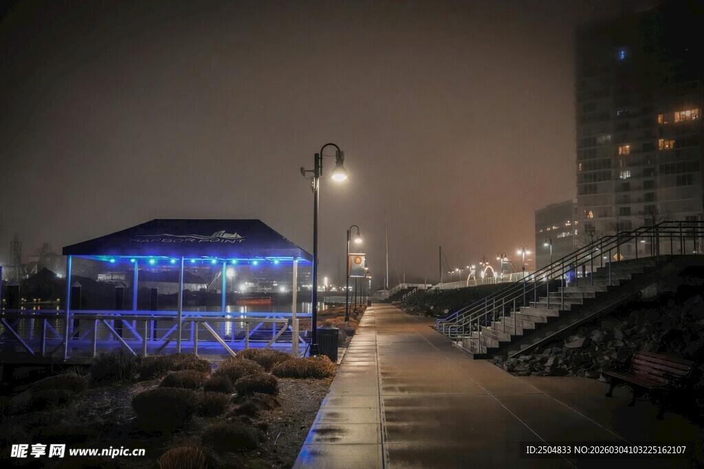 夜晚海滨步道的梦幻景致