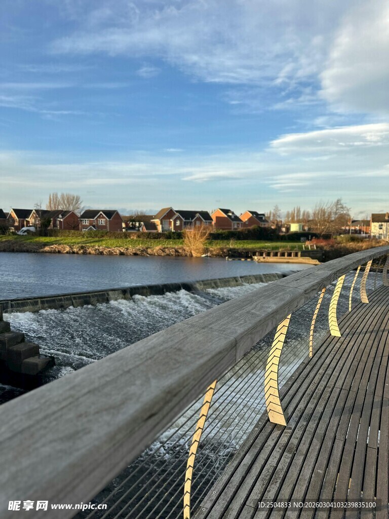 河畔风景桥上视角