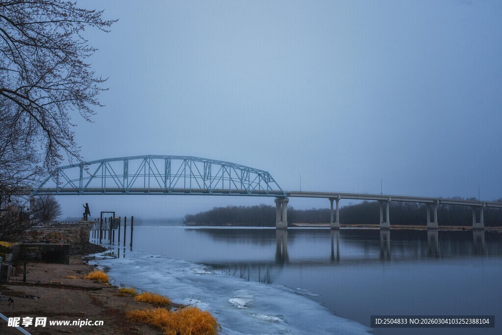 冬日河畔桥梁风景图