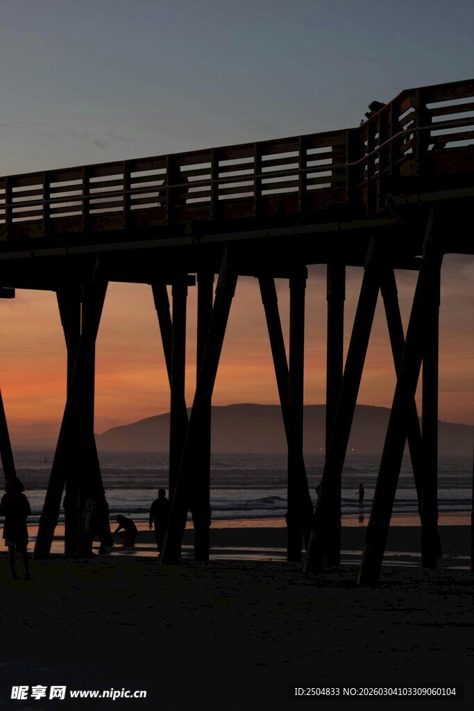 日落时分的海边栈桥