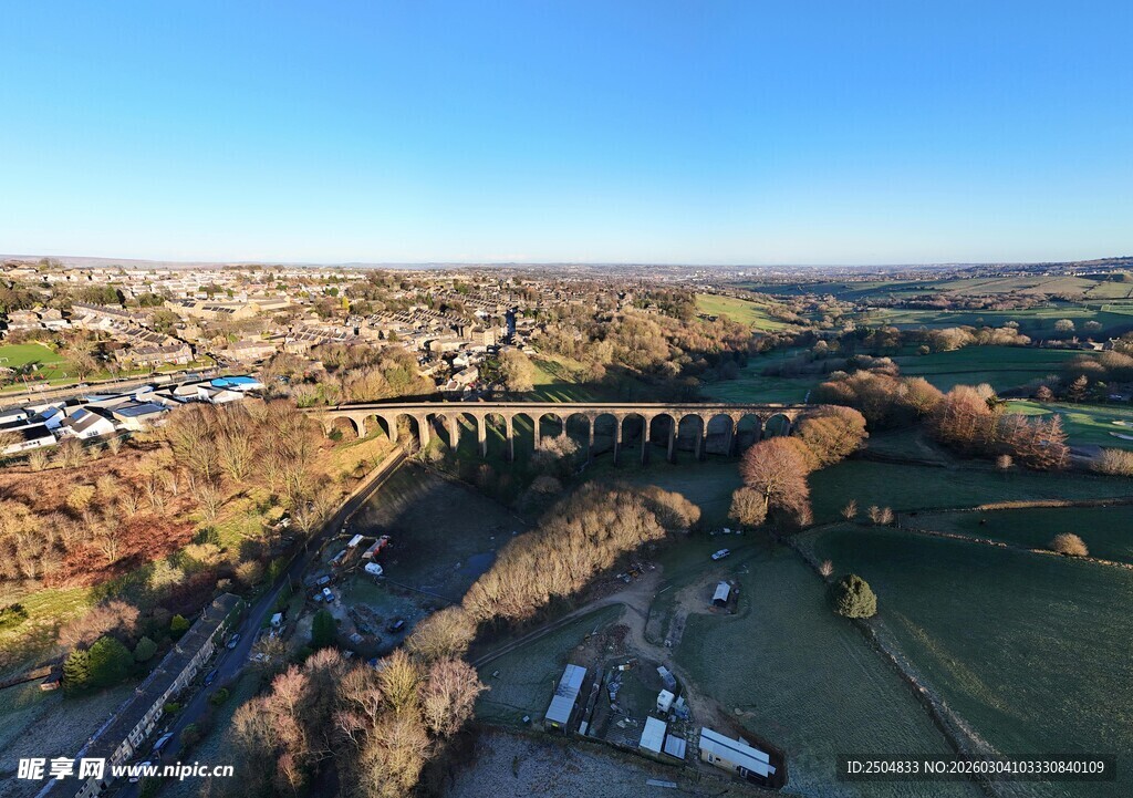 俯瞰壮观高架桥与周边景色