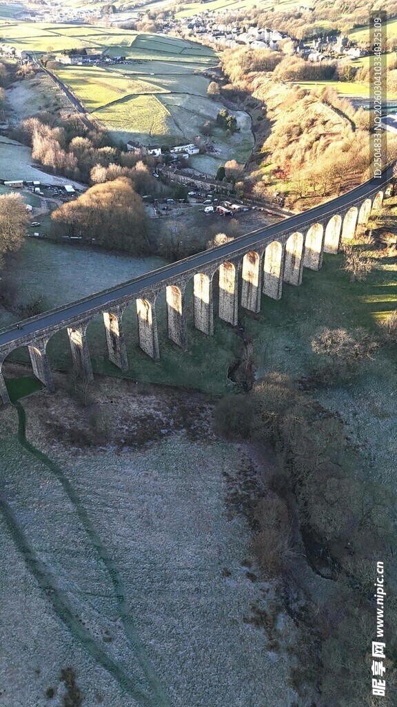 航拍山谷中的古老高架桥
