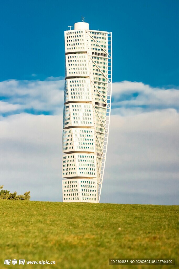 旋转摩天大楼 绿地蓝天景
