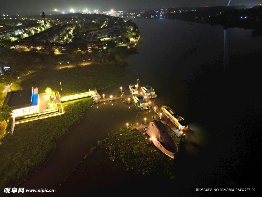 城市河畔璀璨夜景俯瞰