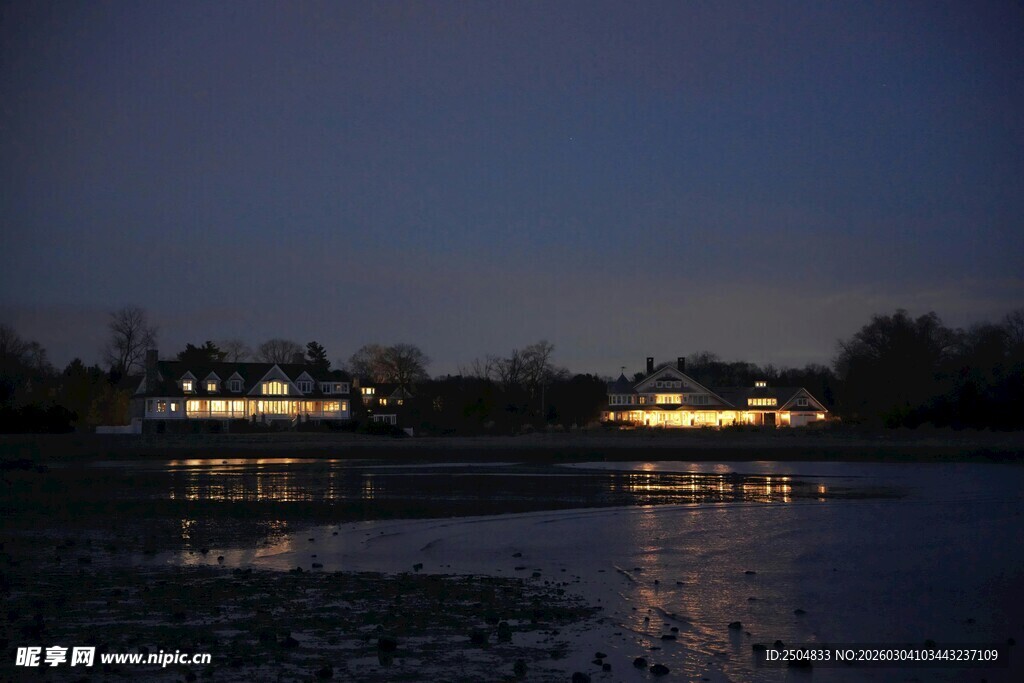湖畔夜景 灯火映照水面
