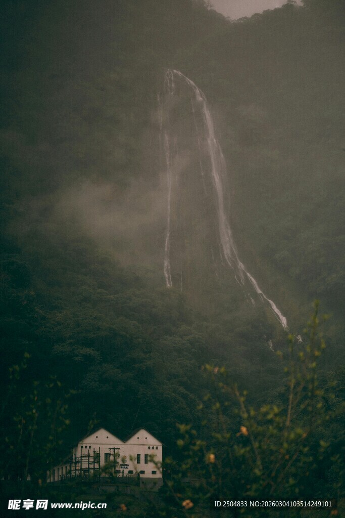 山间云雾缭绕的隐秘小屋