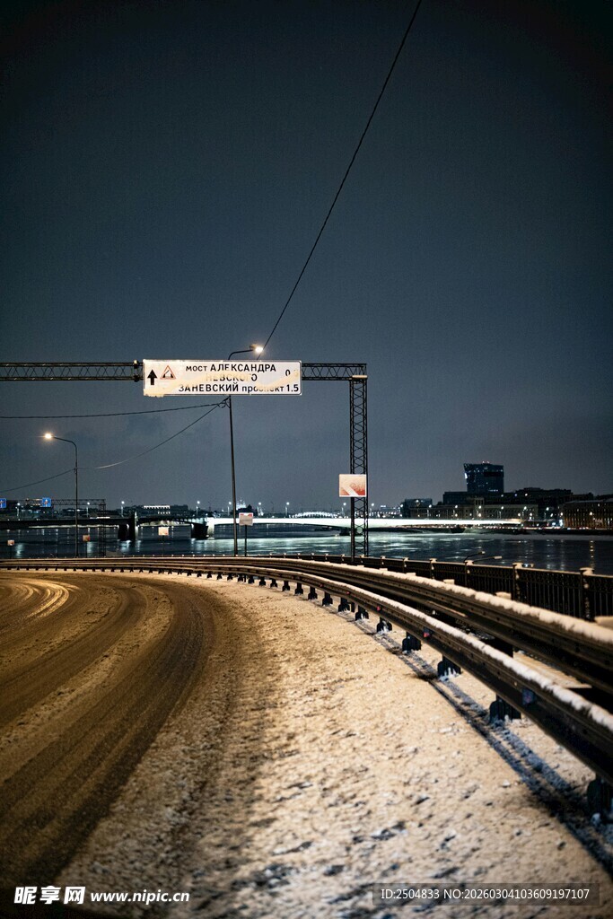 冬夜公路雪景