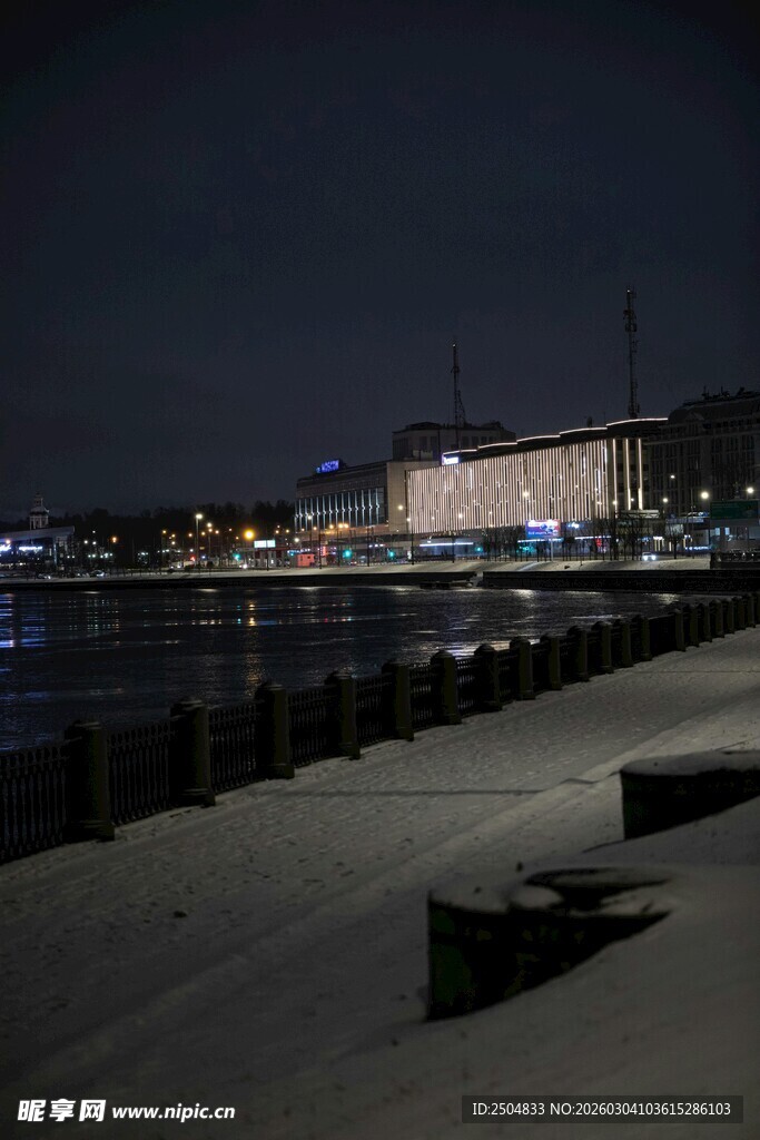 冬夜滨水夜景静谧之美