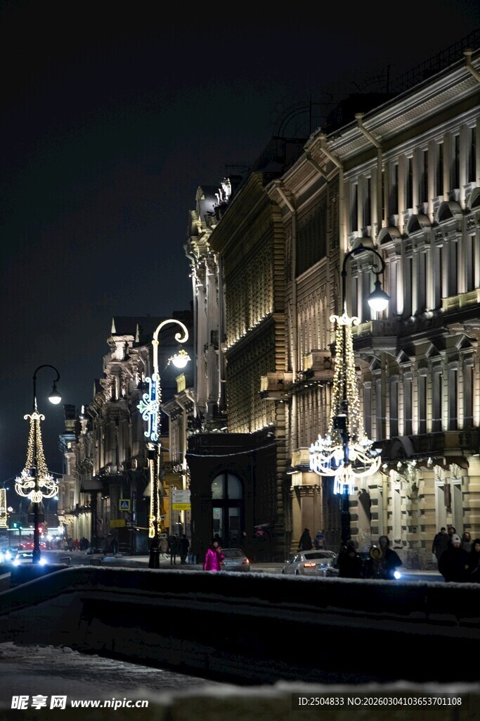 夜晚城市中的宏伟建筑