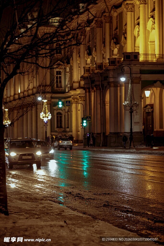 夜晚城市街道的光影景致
