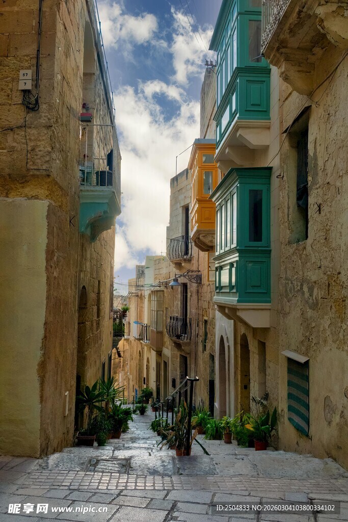 古老街巷中的独特建筑风貌