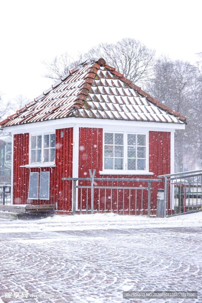 雪覆红屋的静谧冬日景象