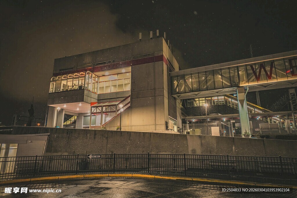夜晚城市中的工业建筑景观