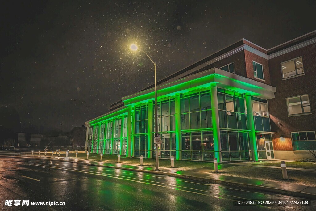 夜晚绿光环绕的建筑景观