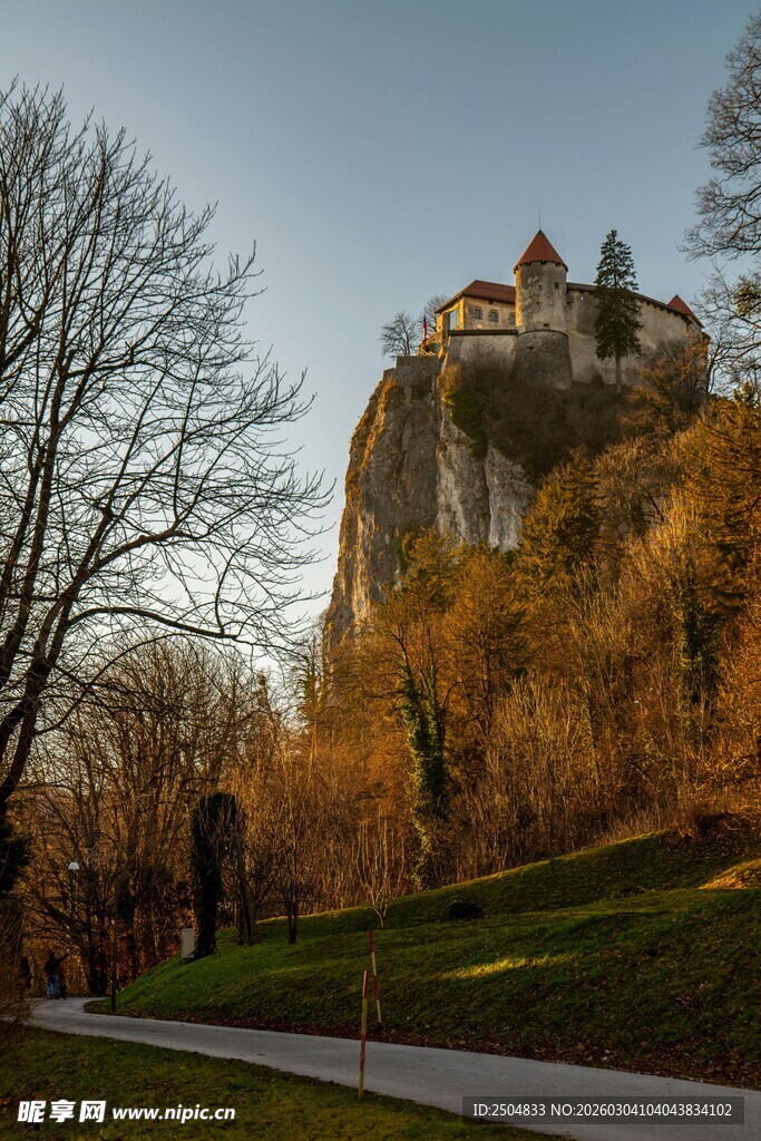 悬崖上的古老城堡景观