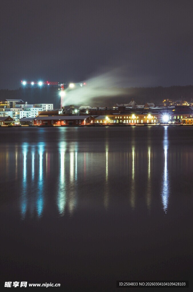 夜晚城市湖畔的璀璨倒影