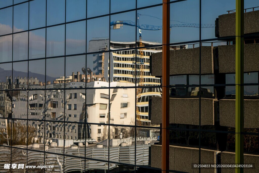 透过围栏看城市建筑