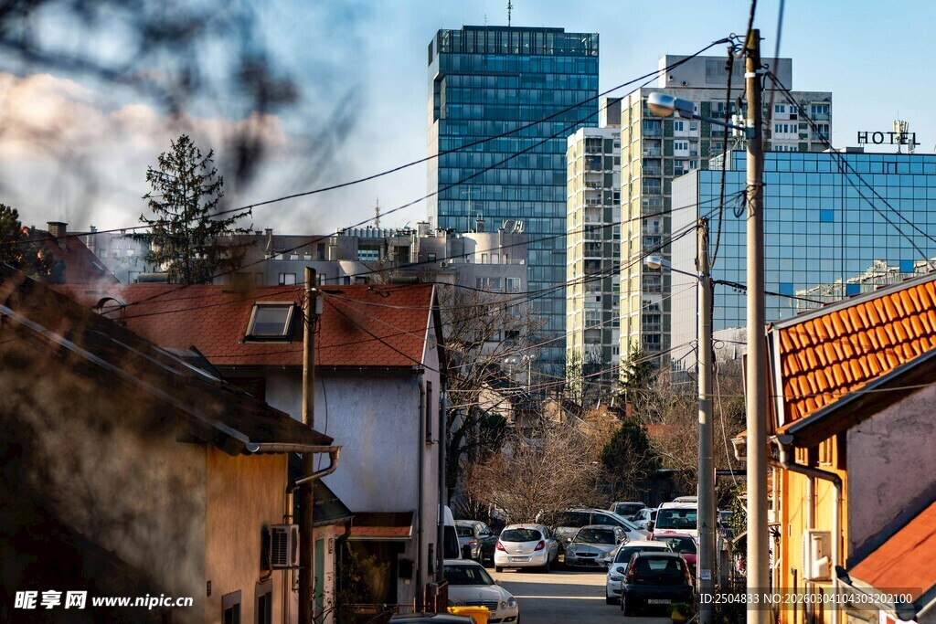 新旧建筑并存的城市街景