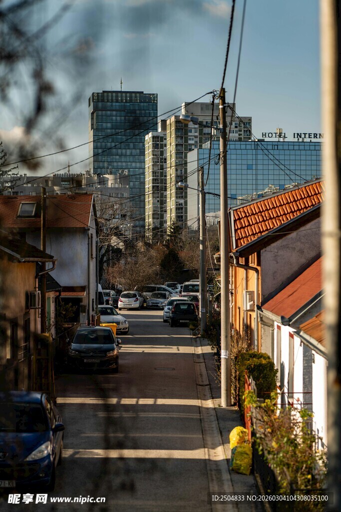 城市街道与新旧建筑景观