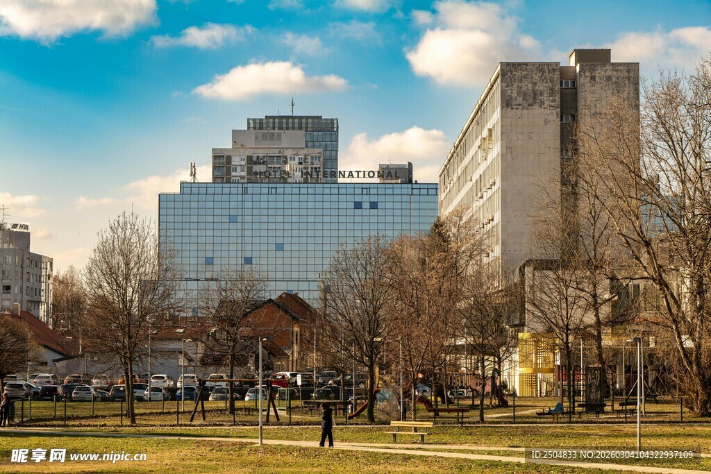 城市公园旁的现代建筑群