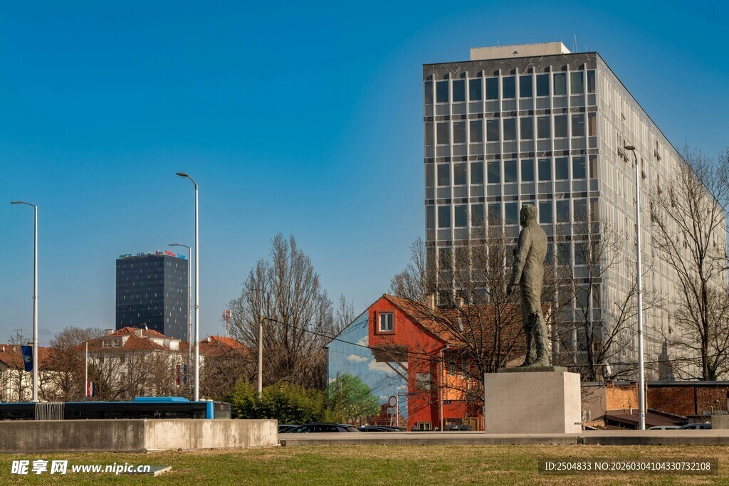 城市中的现代建筑与开阔地