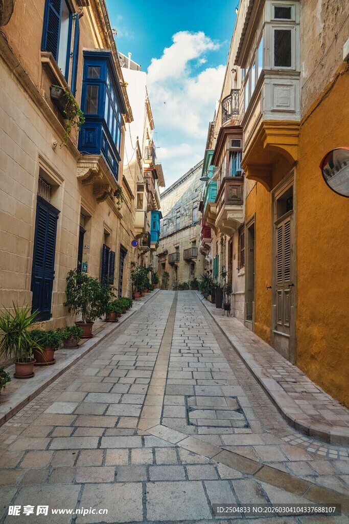 狭窄街道上的多彩欧式建筑