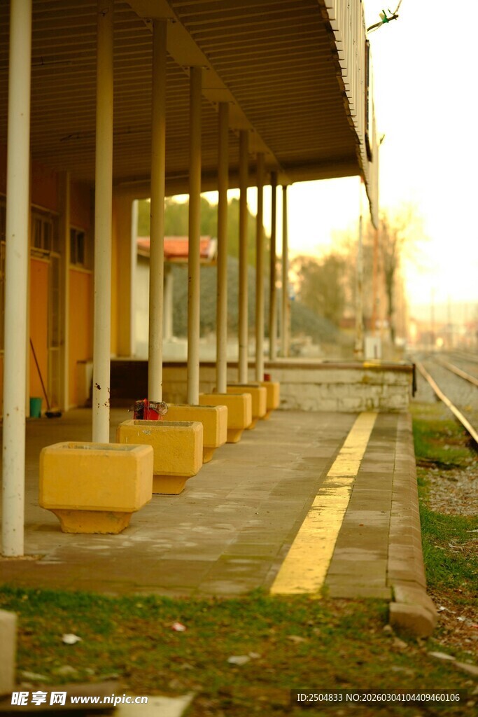 黄昏下的车站长廊