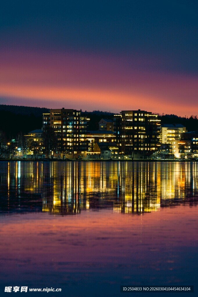 湖畔夜景 城市灯火映水面