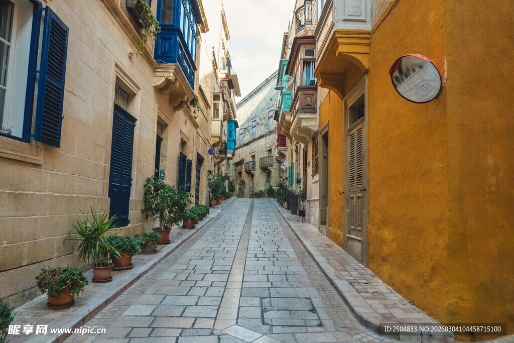狭窄小巷的多彩欧式风情