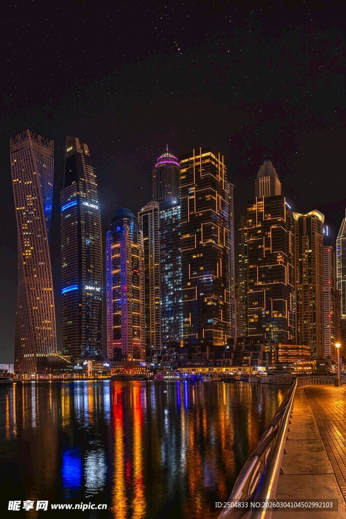 璀璨夜景下的城市滨水风光