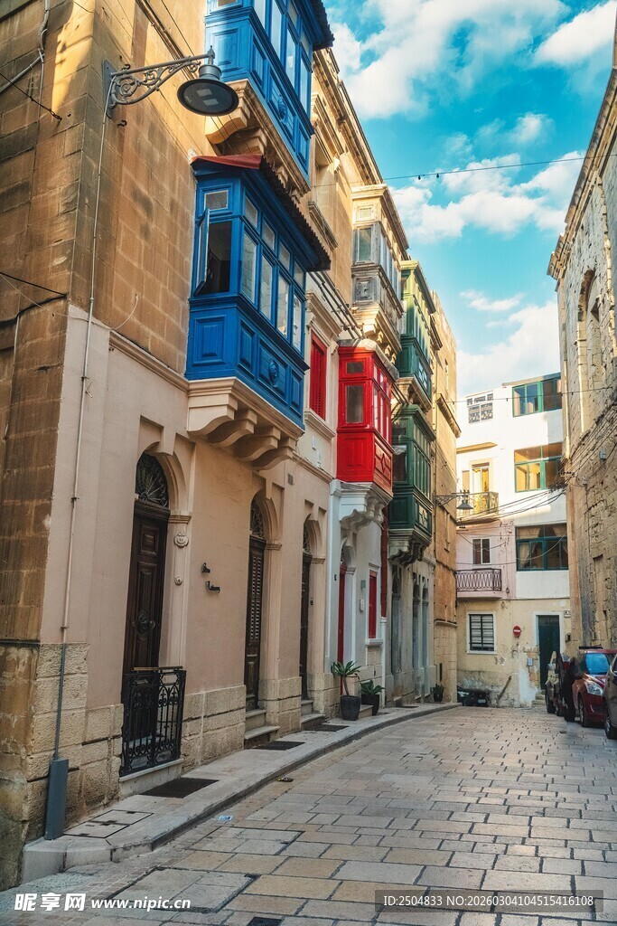 古老街道上的多彩欧式建筑