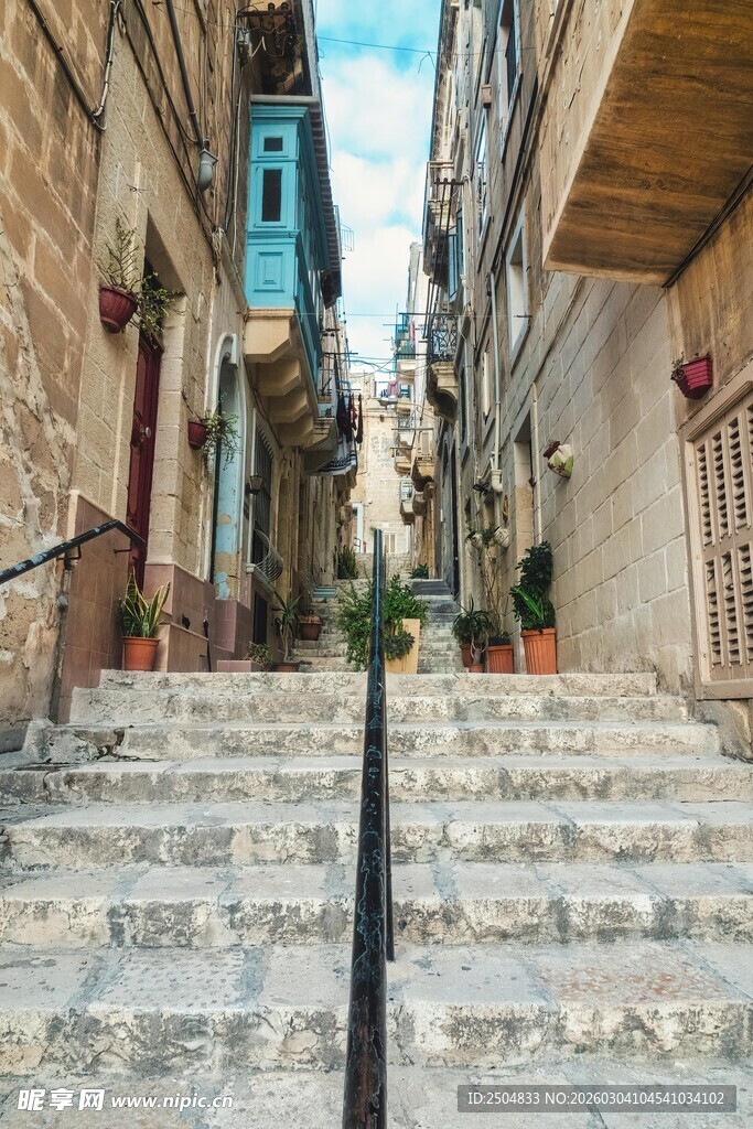 古老街巷中的石阶风景